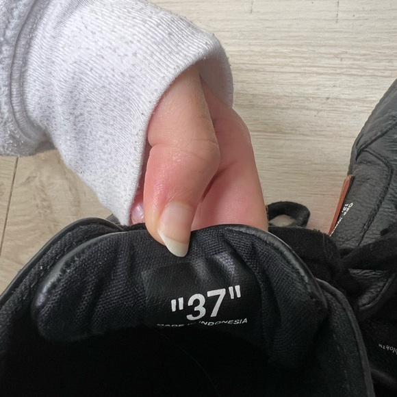 AUTHENTIC OFF WHITE WOMENS SNEAKERS SIZE 37 / 7 - Picture 4 of 4